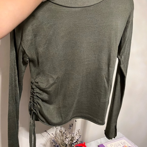 Garage side knot long sleeve shirt 💚 - Picture 8 of 8